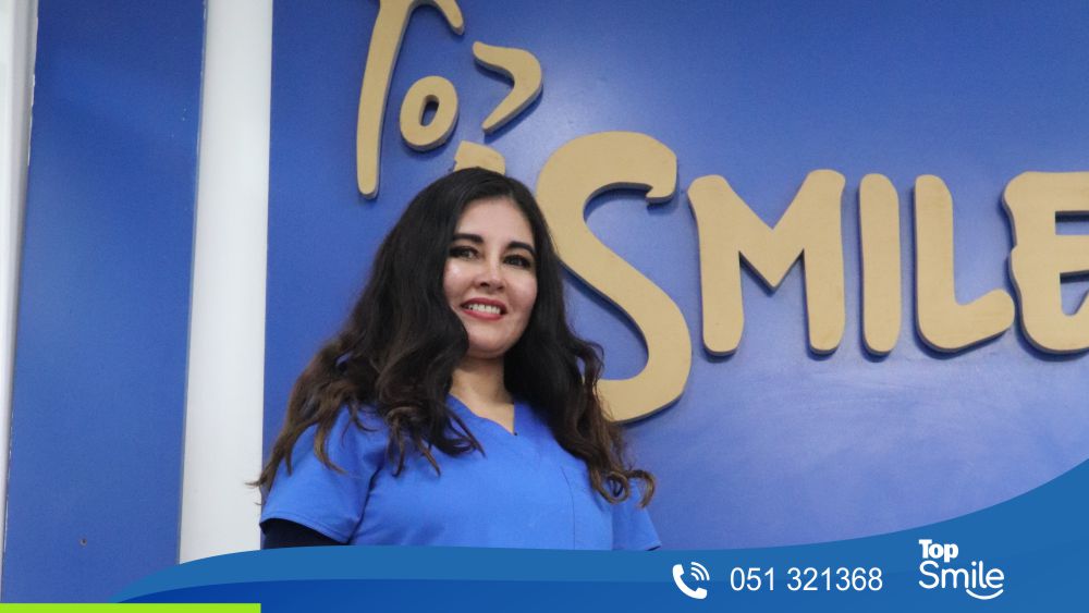 Odontóloga explicando lo que es caries