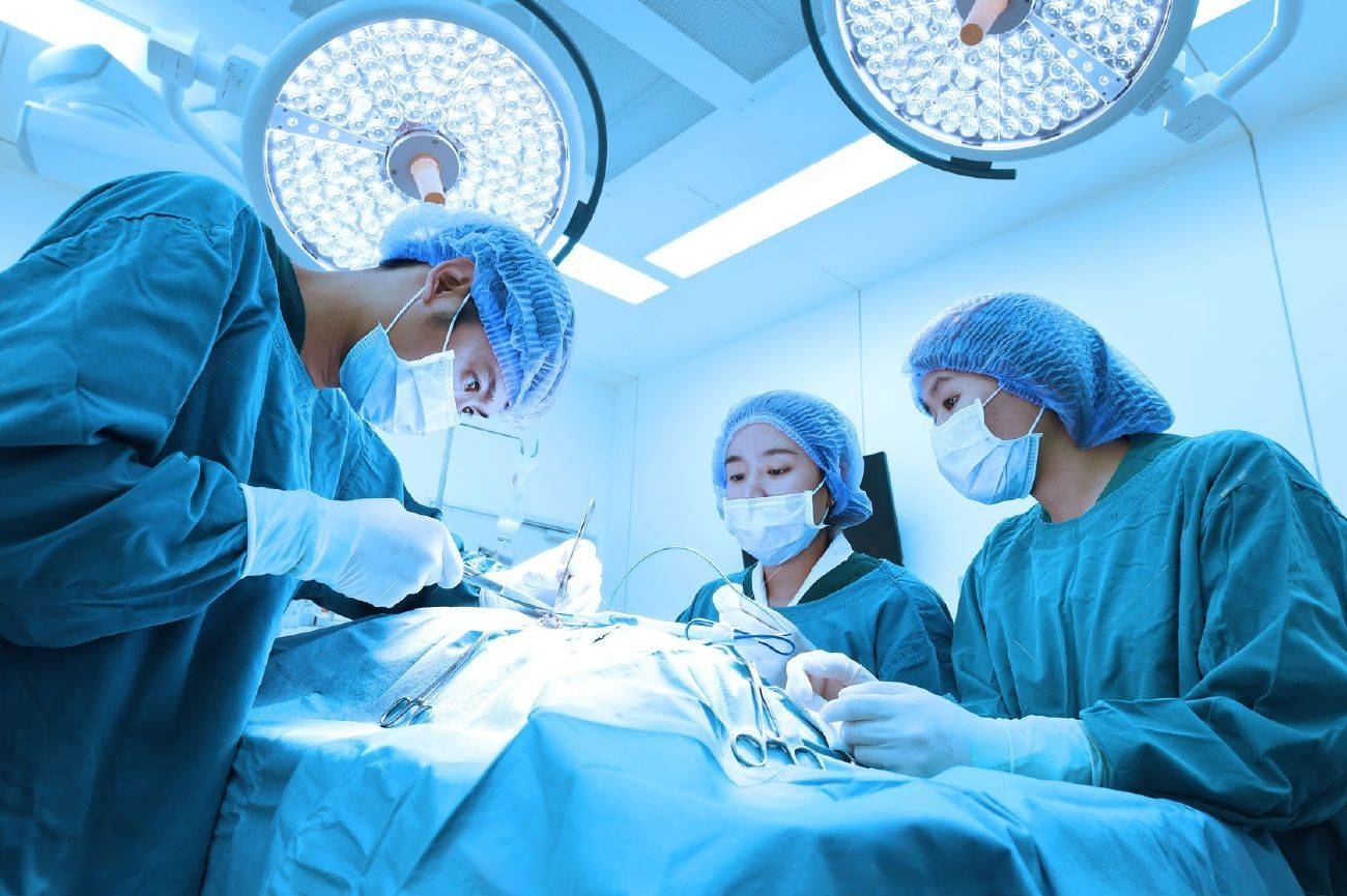 44911220-grupo-de-cirugýa-veterinaria-en-la-sala-de-operaciýn-toma-con-iluminaciýn-arte-y-filtro-azul-Wbi9eB90f-transformed
